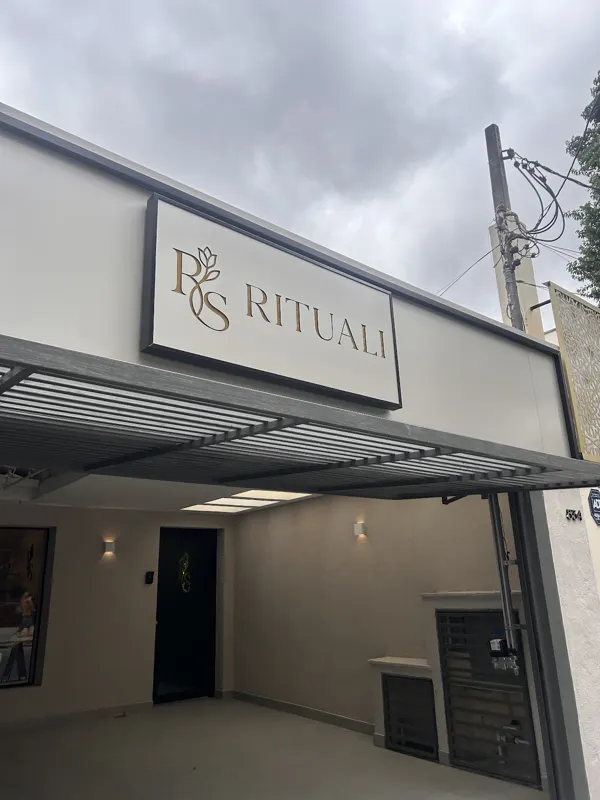 Fachada do Rituali Salon na Rua Tito com placa da marca